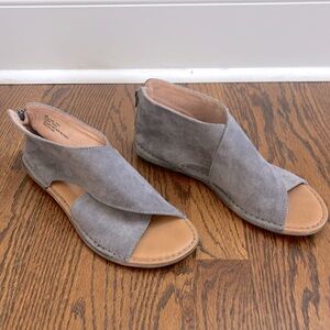 b.o.c. Bria microfiber flat sandals, gray but blue in some light, size 8M